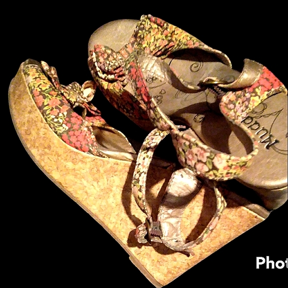 MUDD Floral 4" Wedge Sandals - Picture 4 of 15